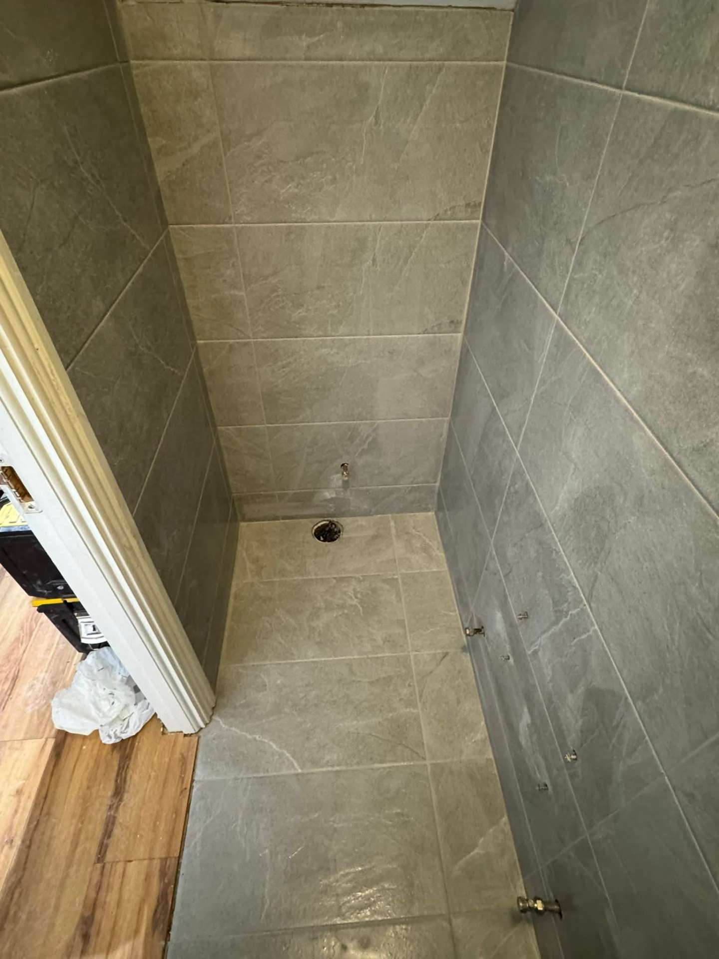 Stone-effect bathroom — wall close-up