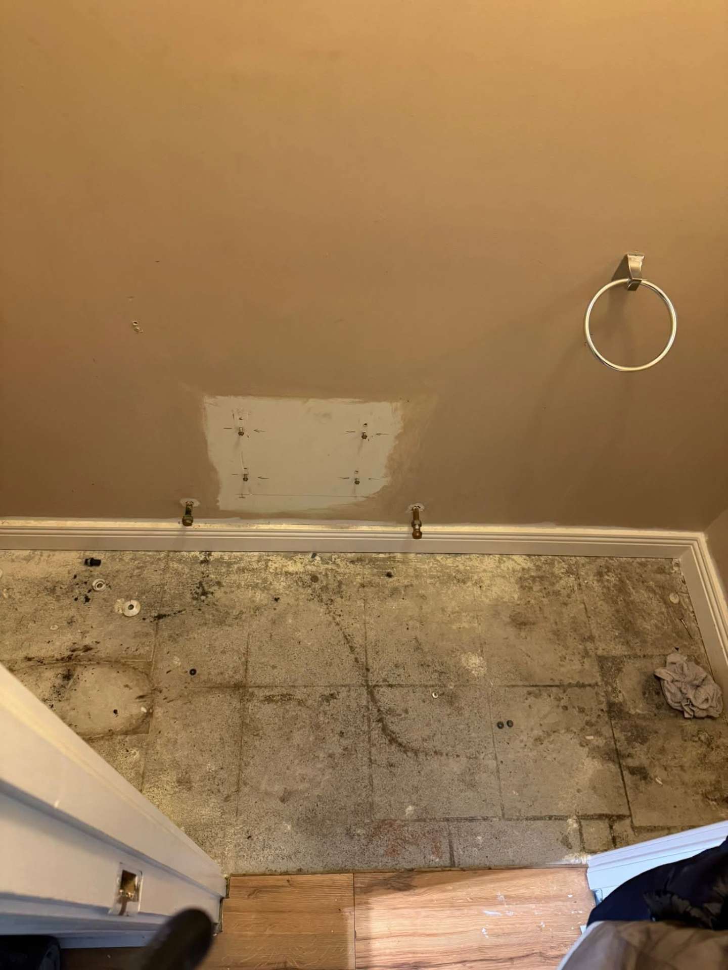 Finished stone-effect bathroom with bath